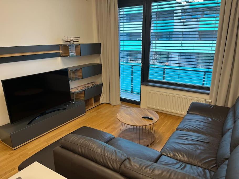 Apartman Holesovice,Balkon,Garaz Прага Екстериор снимка