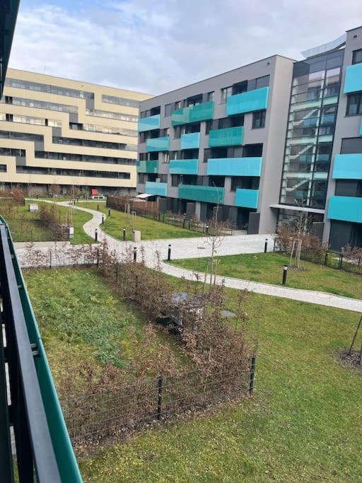 Apartman Holesovice,Balkon,Garaz Прага Екстериор снимка